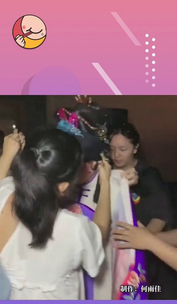 梨园戏演员转场间隙，后台服化道多人同时抢妆，网友：肉眼可见得的紧张！